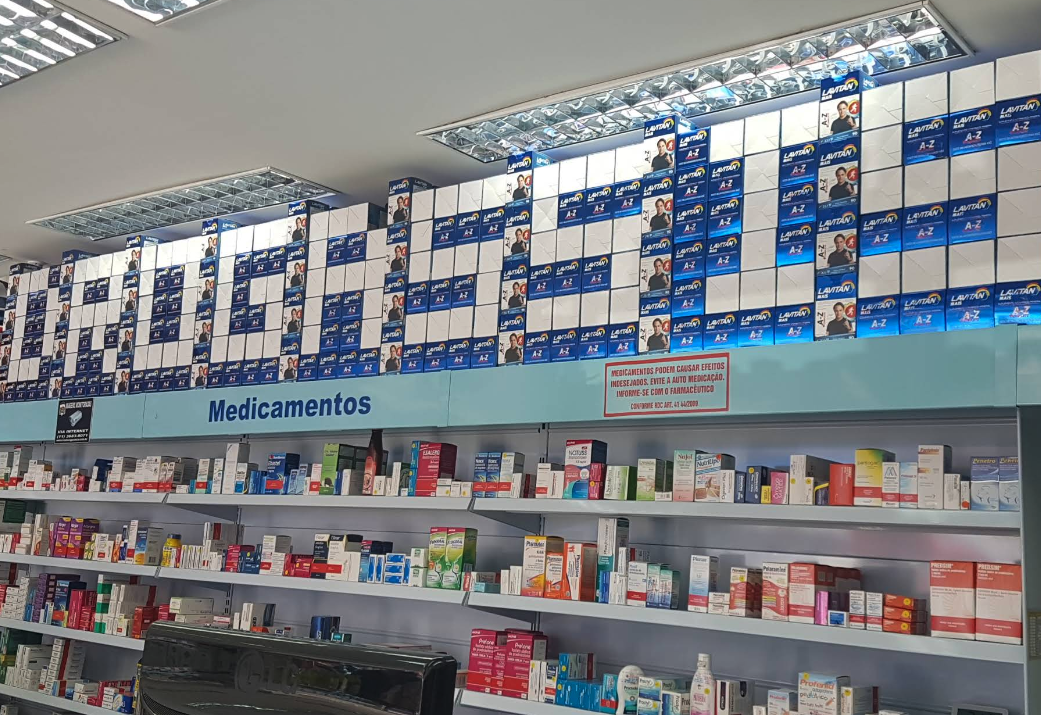 Farmacêutica atendendo cliente com atenção e cuidado